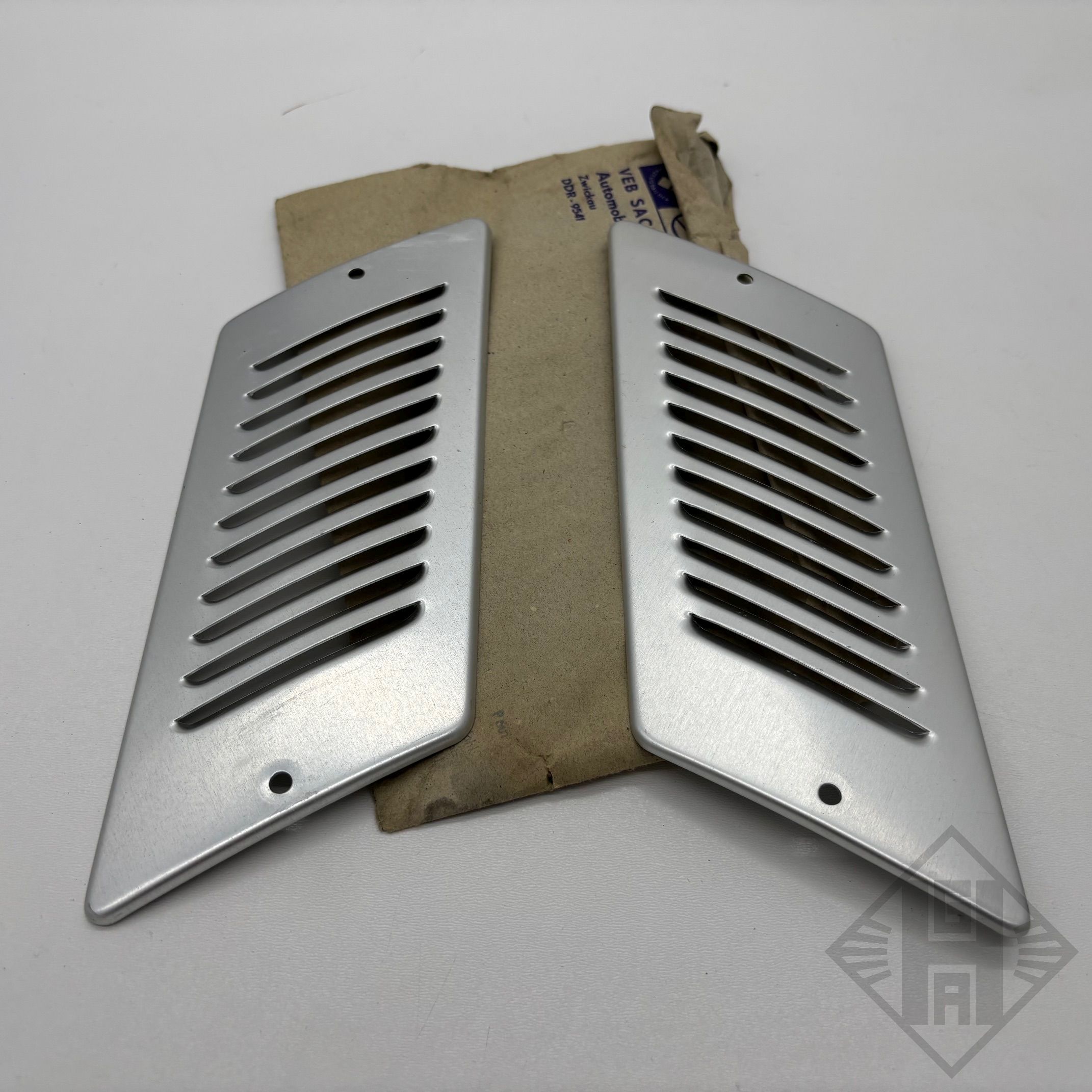 Lüftungsblende Satz ohne Zubehör Trabant 601, 1.1 Lueftungsblende Satz ohne Zubehoer Trabant 601 1.1 Trabant 601 Karosserie 1368529 1.jpeg